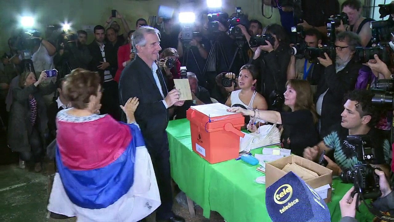 Boca de Urna aponta Vázquez com mais de 53% dos votos