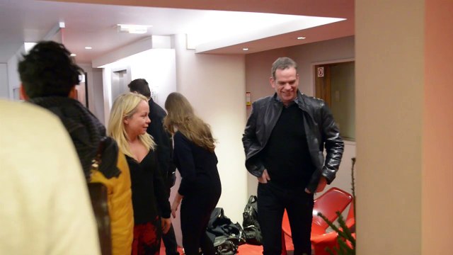 Garou vient offrir un sapin à Yves Calvi dans son studio !