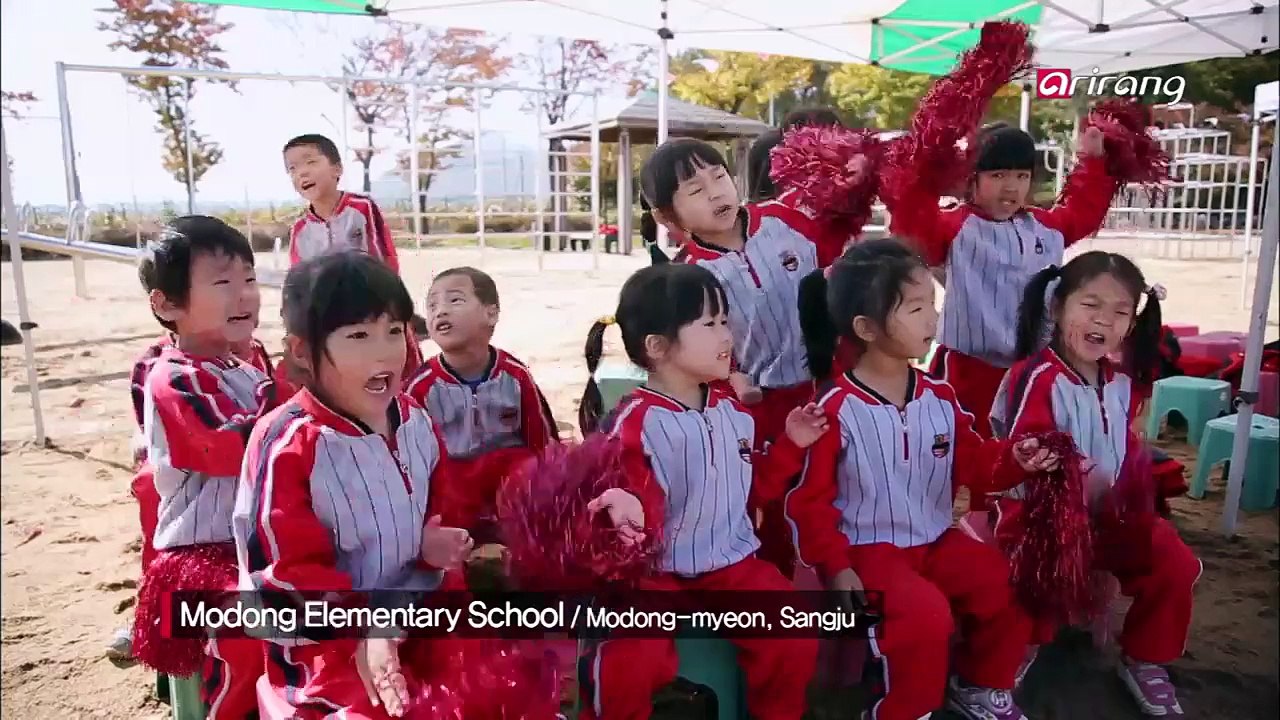 In Frame S2Ep14C3 Field day in Korean school in Autumn