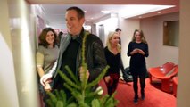 Garou vient livrer son sapin de Noël à Yves Calvi directement dans les studios de RTL.