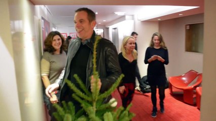 Download Video: Garou vient livrer son sapin de Noël à Yves Calvi directement dans les studios de RTL.