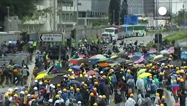 Hong Kong, all'alba cariche della polizia contro gli studenti in presidio