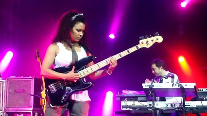 Rhonda Smith (w/Jeff Beck) -  Rio de Janeiro 2010/11/24