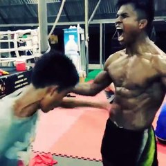 Il résiste à un énome enchainement de coup de poing