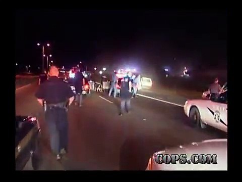 Course-poursuite impressionnante entre un chauffard et 10 voitures de police!