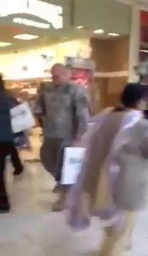 Quand un vrai vétéran de l'armée tombe sur un gars portant un faux costume de vétéran...