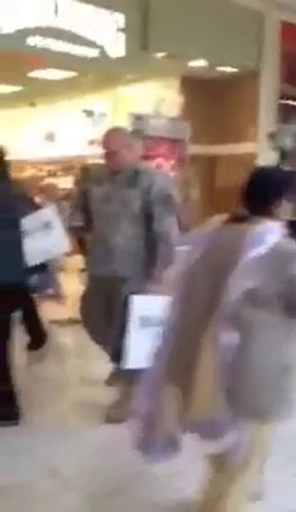 Quand un vrai vétéran de l'armée tombe sur un gars portant un faux costume de vétéran...