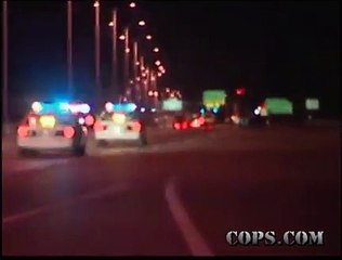 un policier lance un stop stick à la perfection