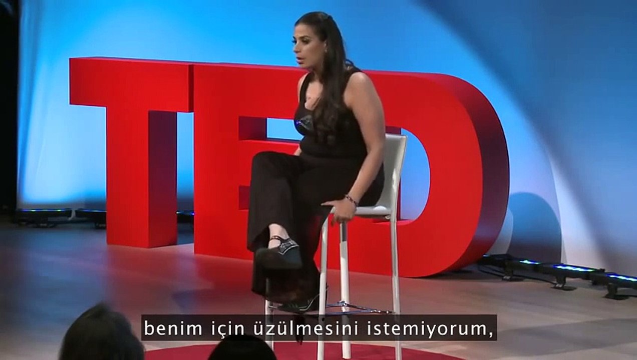 SP Hastalığı Nedeniyle Sürekli Titreyen Kadının Mizahi Konuşması