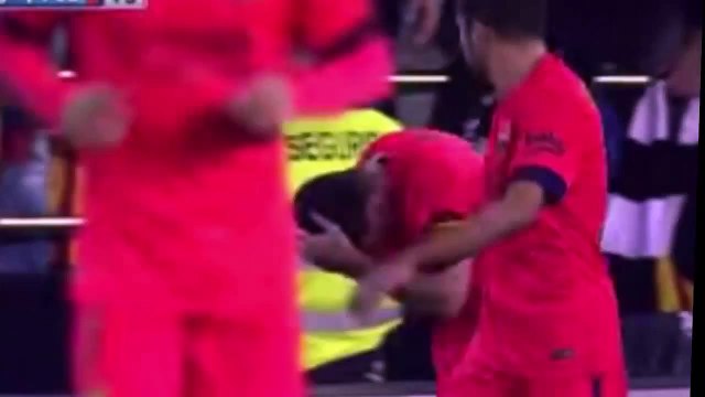 Lionel Messi reçoit une bouteille en plastique sur la tête