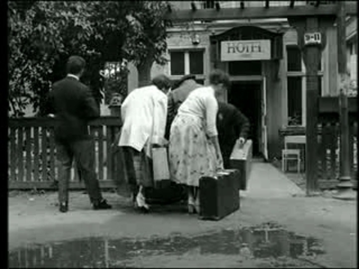 Polanski Shorts Two Men And A Wardrobe Video Dailymotion
