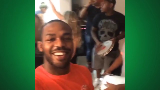 Jon Jones cai no samba durante passagem pelo Brasil