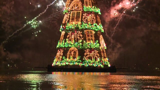 ريو تضيء شجرة الميلاد العائمة الأكبر في العالم