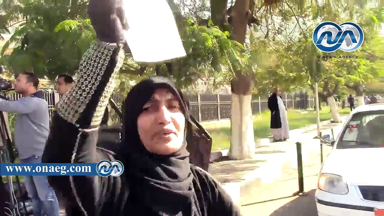 بالفيديو.. إحدى أنصار مبارك تسب «6 إبريل والإخوان» وتهتف «عاش أبطال أكتوبر»