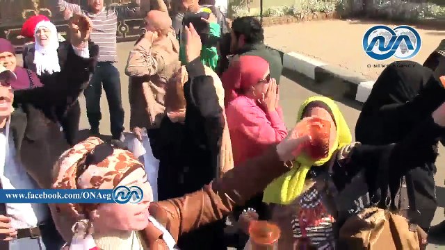 بالفيديو.. أنصار مبارك يطلقون الزغاريد ويوزعون الشربات عقب البراءة أمام المعادى العسكرى