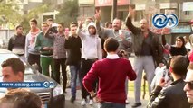 المواطنون يقبلون رأس مدير أمن القاهرة أثناء تفقده ميدان الألف مسكن