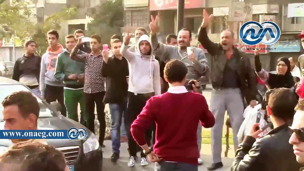 المواطنون يقبلون رأس مدير أمن القاهرة أثناء تفقده ميدان الألف مسكن