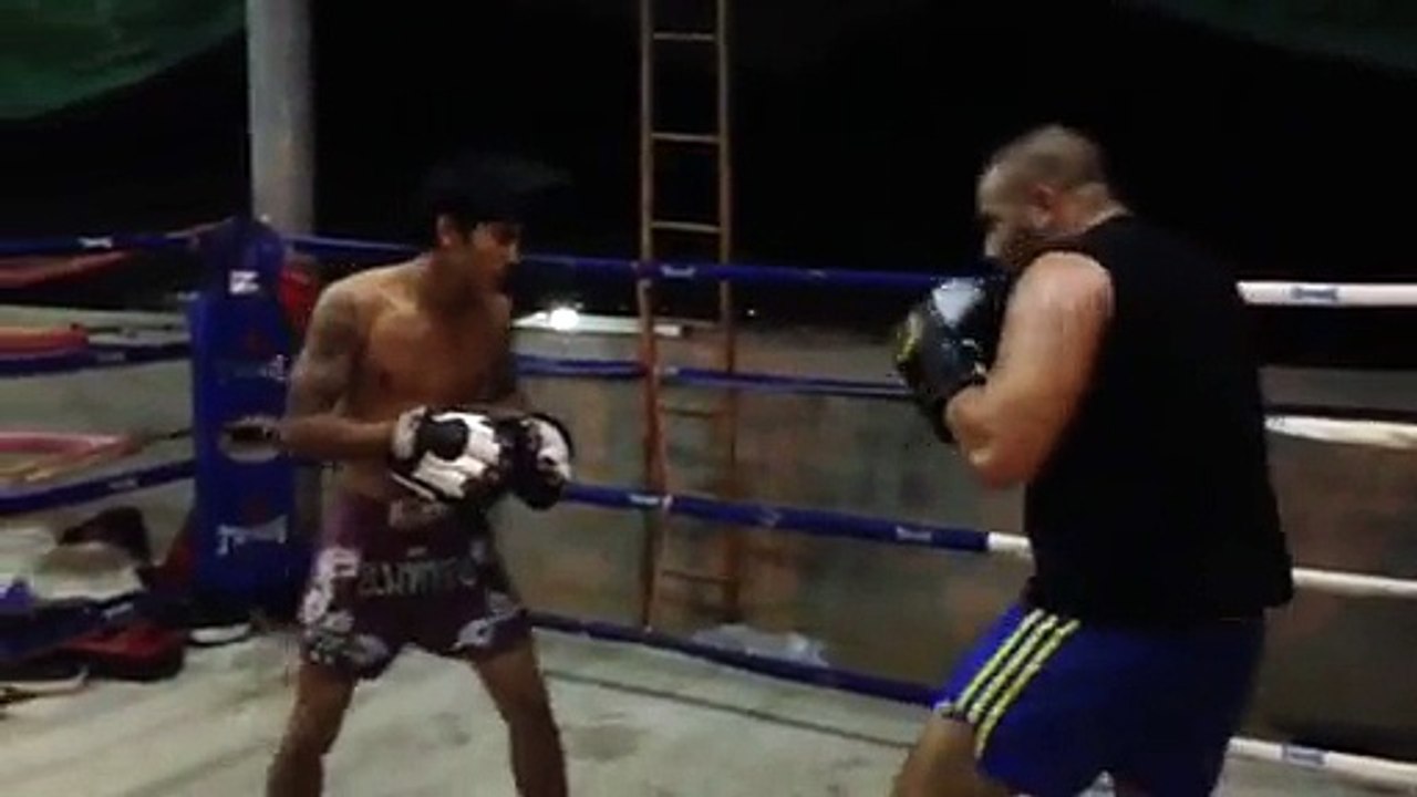 Cédric & Tak le 19/11/2014 au Nateetong Muay Thai Camp à Pattaya.