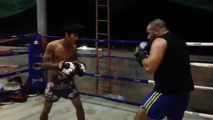 Cédric & Tak le 19/11/2014 au Nateetong Muay Thai Camp à Pattaya.