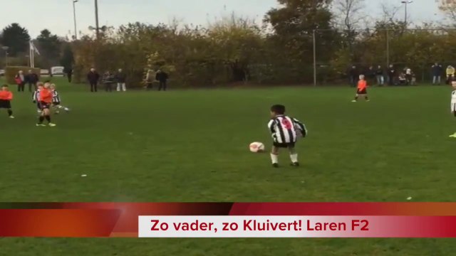 Le fils de Kluivert - futur star de coups francs