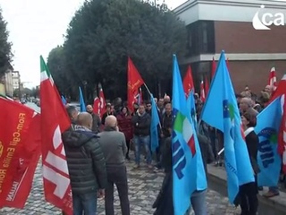 Icaro Tv. Verso lo sciopero, CGIL e UIL davanti alla Prefettura
