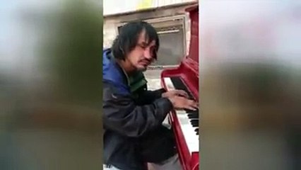 30 yıldır evsiz olan adamdan resital