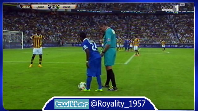 جماهير الاتحاد تتلفظ على لاعب الهلال نواف العابد و يرد عليهم ببوسه