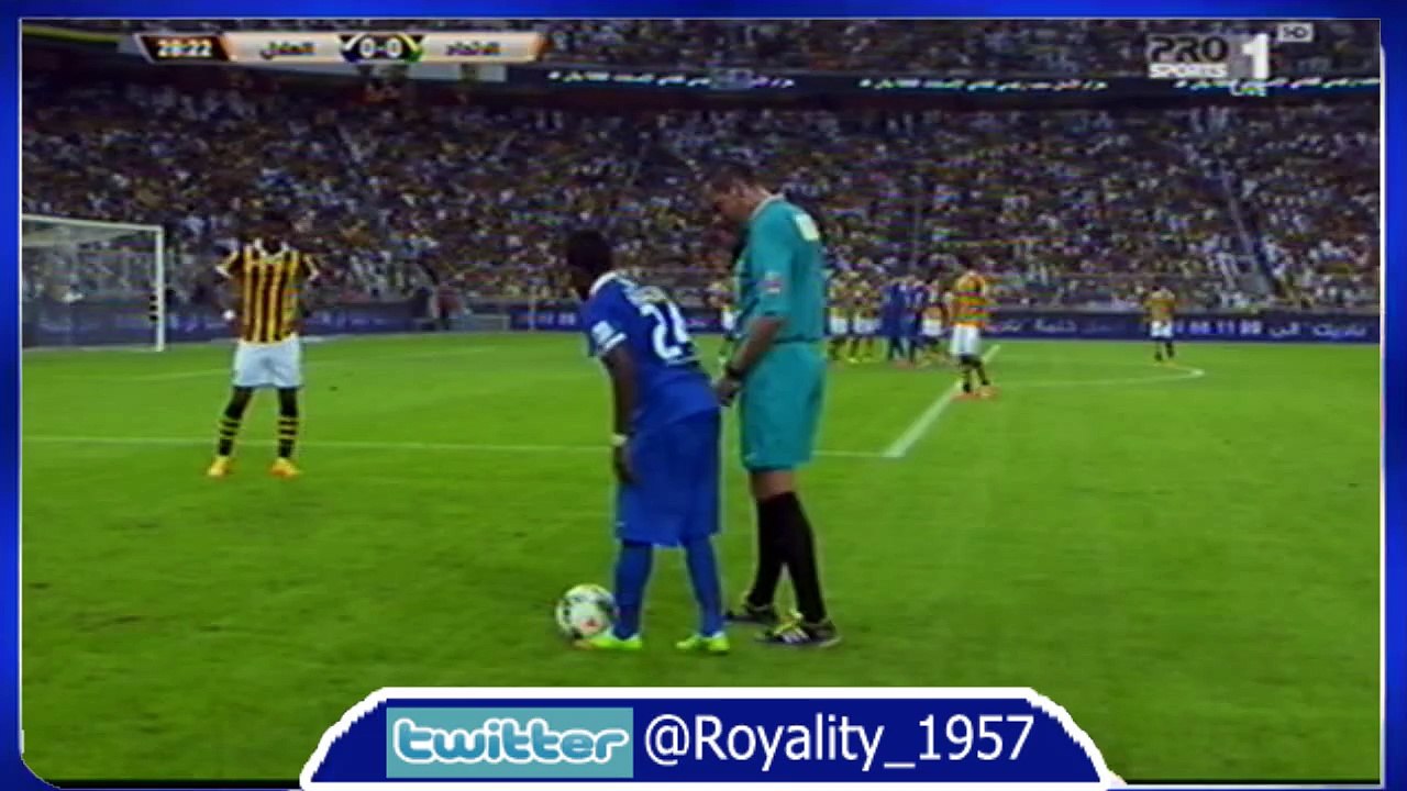 جماهير الاتحاد تتلفظ على لاعب الهلال نواف العابد و يرد عليهم ببوسه