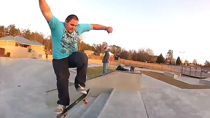 Malgré ses 150 kilos, ce mec fait de très belles choses sur un skateboard !