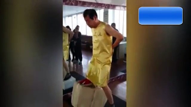 Un maître du Kung-Fu prouve sa résistance à la douleur en portant des briques avec ses testicules !