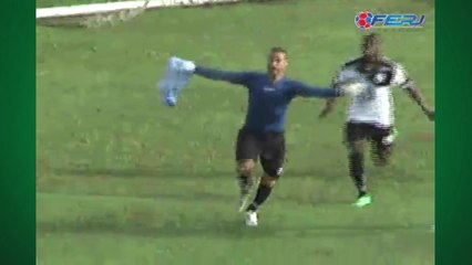 Se consagrou! Goleiro marca, pega pênalti e garante título