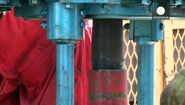 Нефть ушла в 2009 год, рубль установил антирекорды к доллару и евро