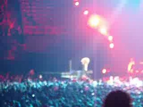 SHAKIRA PIES DESCALZOS PARIS 16/02/07