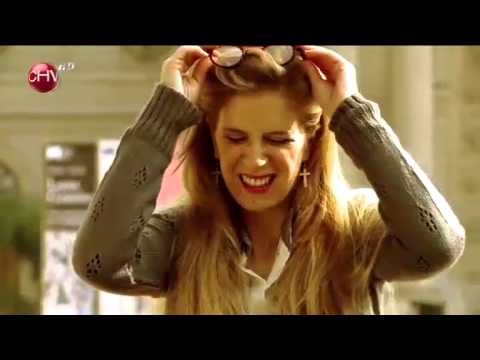 Alison Mandel le hace cariño a un borracho mendigo por andar sin lentes