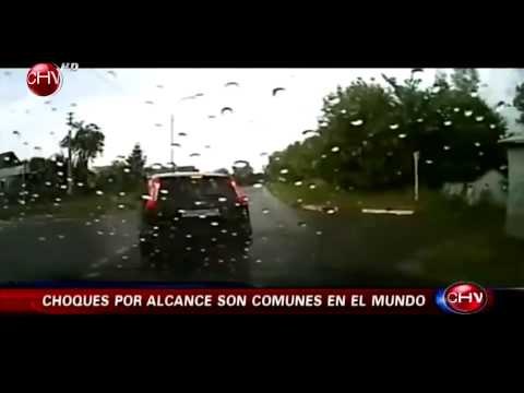 Motociclista casi graba su propio choque en medio de autopista - CHV Noticias