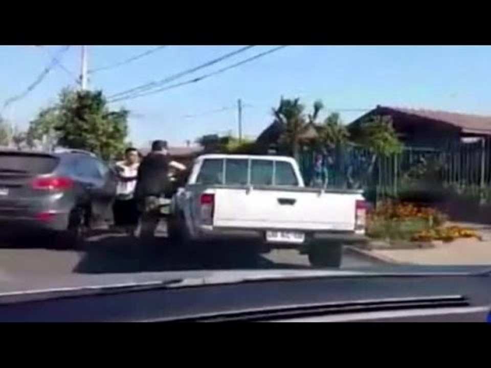 Conductor intentó quebrar el brazo de automovilista en pleno taco - CHV Noticias