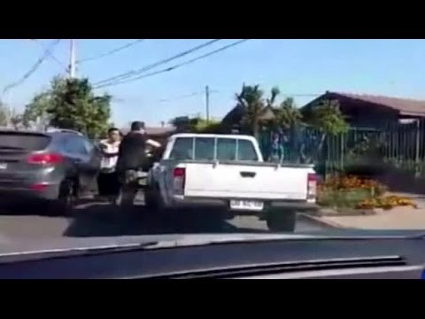 Conductor intentó quebrar el brazo de automovilista en pleno taco - CHV Noticias