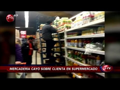 Pack de bebidas cayó sobre la cabeza de clienta en supermercado - CHV Noticias