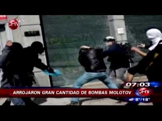 Periodista de CHV atacado en marcha: Recibió botellazo y fue rociado con combustible