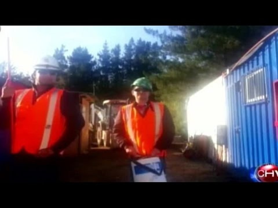 Obreros de la construcción simulan desfile de la Parada Militar - CHV Noticias