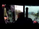 Chofer de bus utiliza un espejo de mano como retrovisor - CHV Noticias