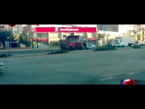 Video: Graban violenta pelea entre camionero y automovilista en Plaza Egaña - CHV Noticias