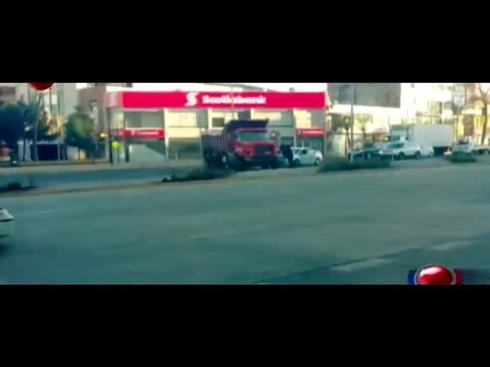 Video: Graban violenta pelea entre camionero y automovilista en Plaza Egaña - CHV Noticias