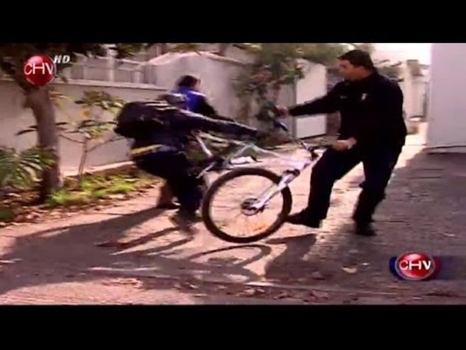 Ciclista rompió el parabrisas de una camioneta tras atropello - CHV Noticias