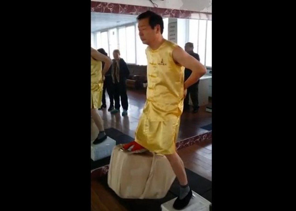 Un maitre de Kung-fu porte 80 kilos avec ses testicules
