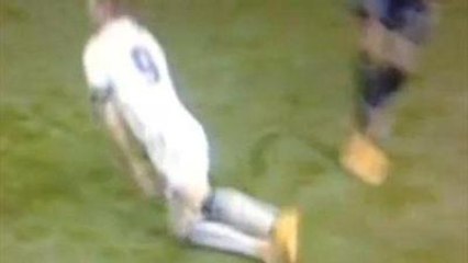 Leeds'li Futbolcu Kurşun Yemiş Gibi Kendini Yerden Yere Attı