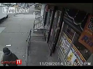 Kucağında bebeği olan anneye tekmeli saldırı