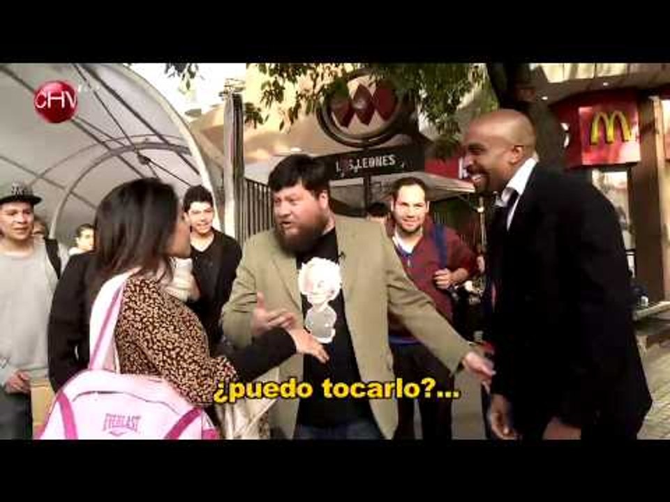 Rodrigo Salinas salió por Chile con su sección "Buscando Wns Chistosos"