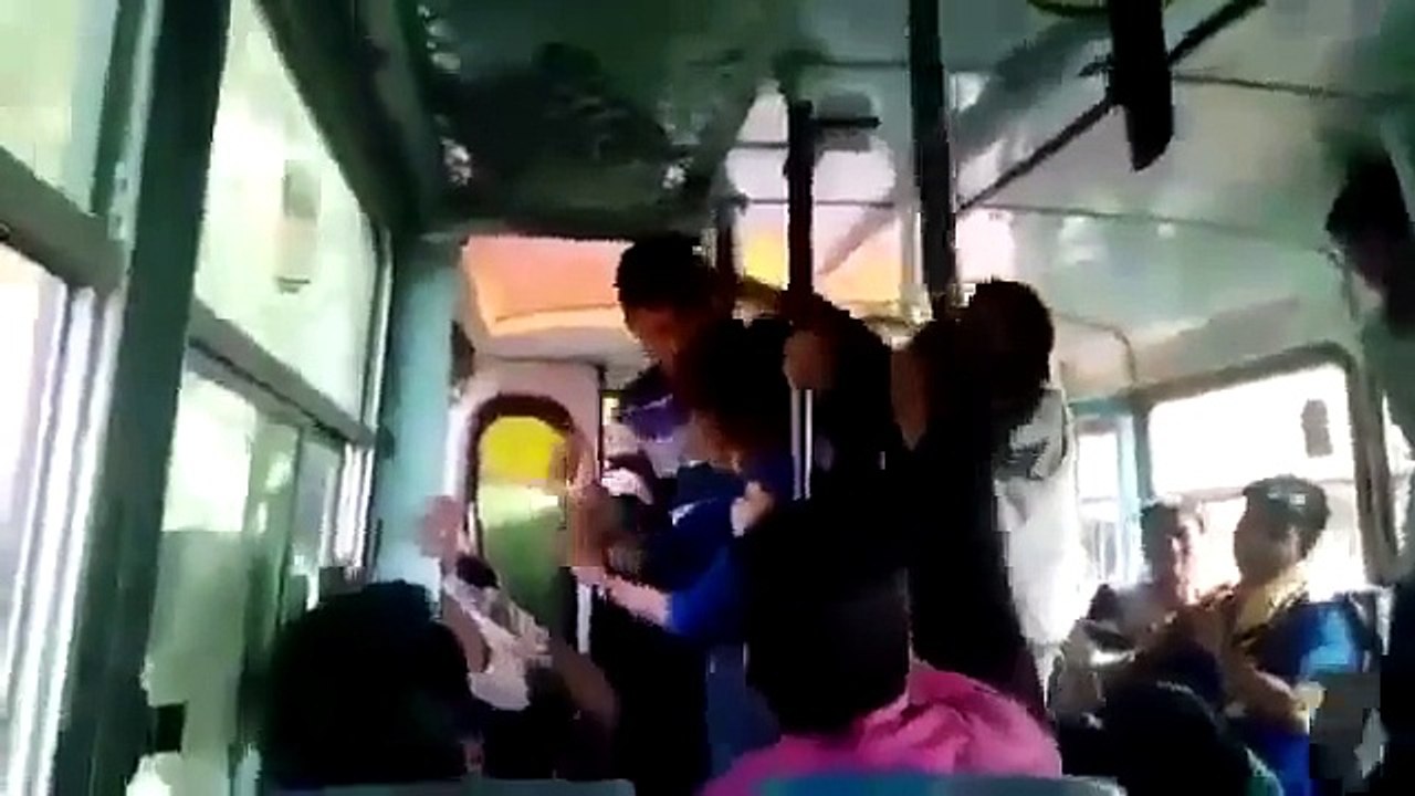 هنديتان تلقنان شابا تحرش بهما درسا قاسيا