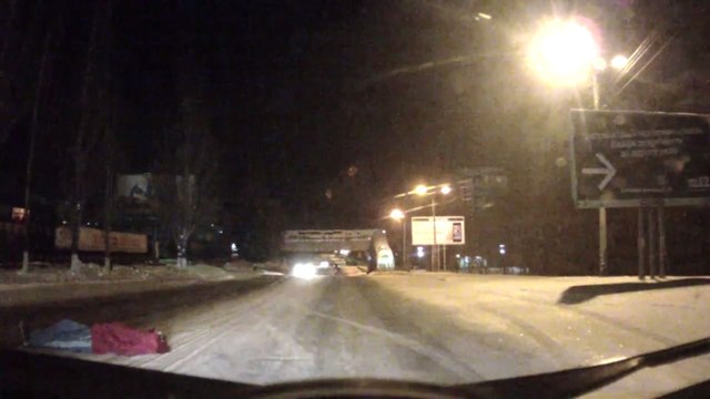 Russie : une femme ivre allongée sur la route